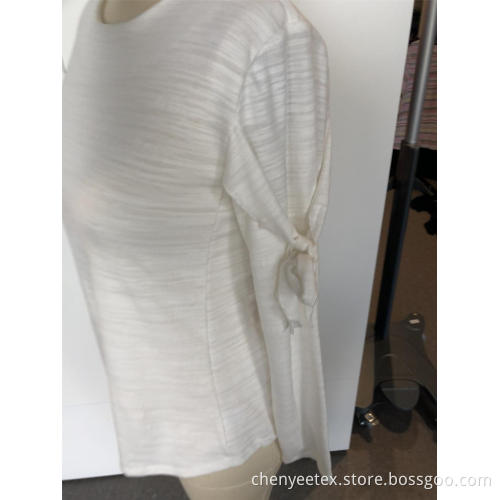 A round collar makes long sleeves look thinner